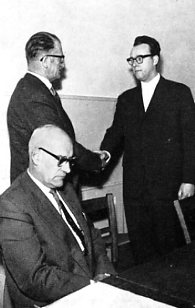 Wilhelm Wollrab gratuliert H.-G. Wehrheim zu seiner Wahl
