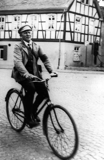 1935: Mitten im Ort. Ganz ungef�hrlich. F�r Radfahrer...
